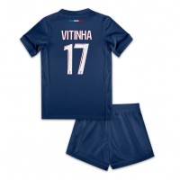 Camiseta Paris Saint-Germain Vitinha #17 Primera Equipación Replica 2024-25 para niños mangas cortas (+ Pantalones cortos)